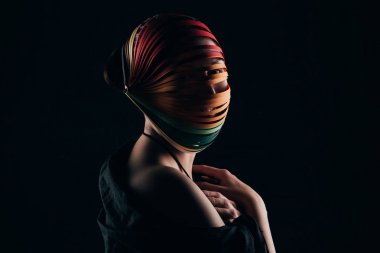 baş ve çıplak omuz üzerine siyah izole quilling renkli kağıda kadınla