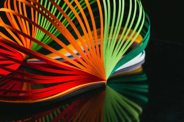 siyah renkli quilling kağıt eğrileri