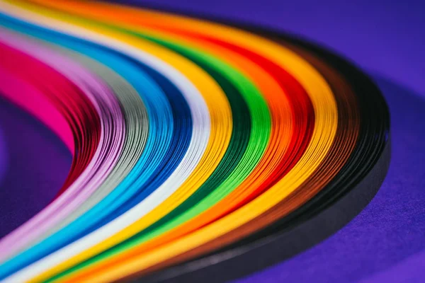 Цветные Яркие Перья Бумажные Полоски Фиолетовый — стоковое фото