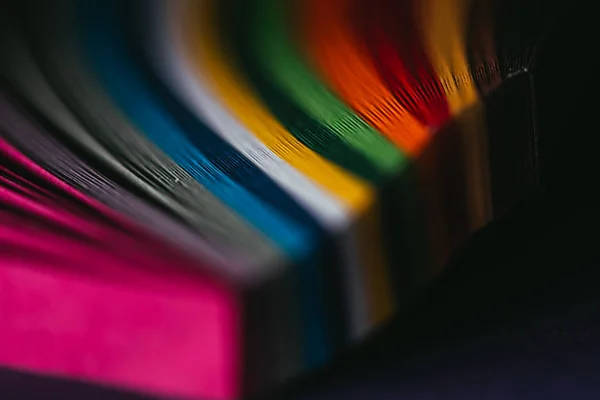 Close Van Aangesloten Gekleurd Filigraan Papier Donkere Ondergrond — Stockfoto
