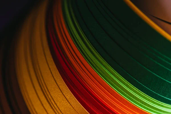 Κοντινό Πλάνο Χρωματιστό Φωτεινό Quilling Χαρτί Στο Σκοτάδι — Φωτογραφία Αρχείου