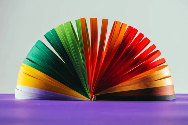 Curvas Papel Quilling Coloridas Superfície Roxa Branco — Fotografia de Stock