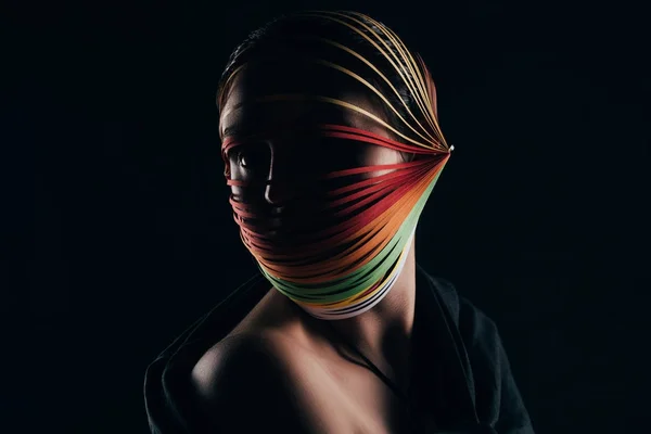 Γυναίκα Χρωματιστά Quilling Χαρτί Στο Κεφάλι Κοιτάζοντας Μακριά Απομονώνονται Μαύρο — Φωτογραφία Αρχείου