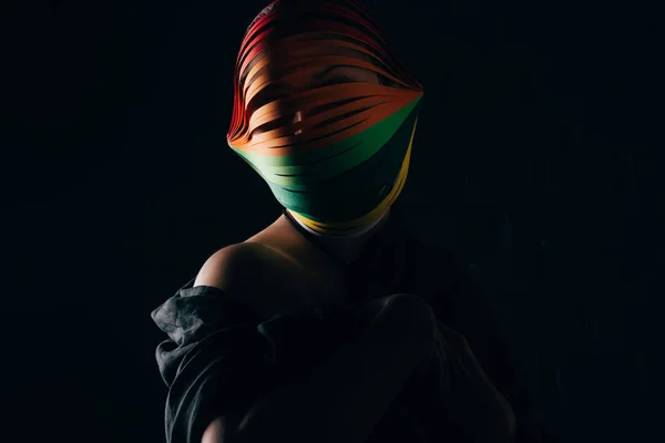 Mujer Con Papel Molienda Color Cabeza Aislado Negro — Foto de Stock