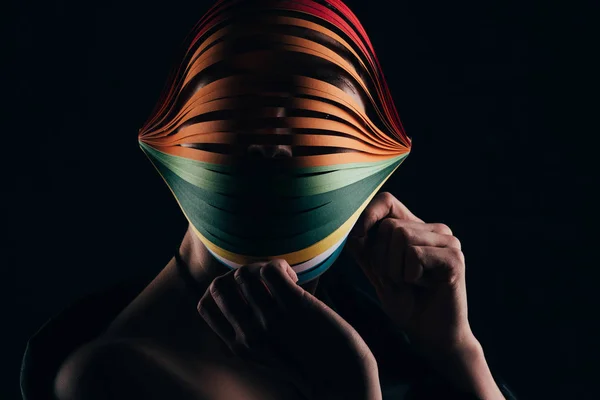 Femme Portant Papier Piquant Coloré Sur Tête Isolé Sur Noir — Photo