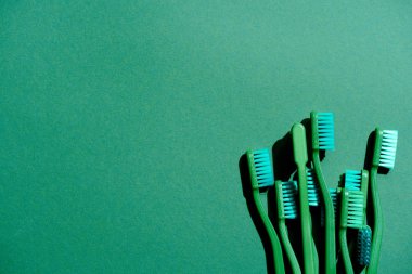 Yeşil diş fırçaları, üstten görünüm yeşil kopya alanı ile