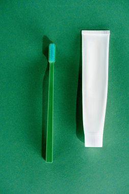 Yeşil diş fırçası ve macunu, üstten görünüm