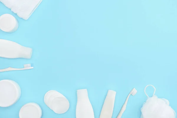 Minimalistisk Bakgrund Med Lotion Flaskor Grädde Behållare Tandborstar Svamp Och — Stockfoto