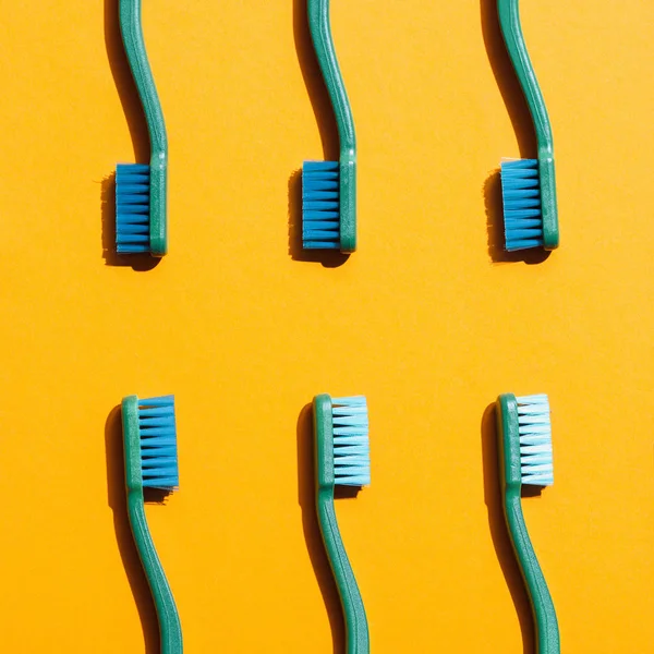 Fondo Minimalista Con Cepillos Dientes Verdes Amarillo —  Fotos de Stock