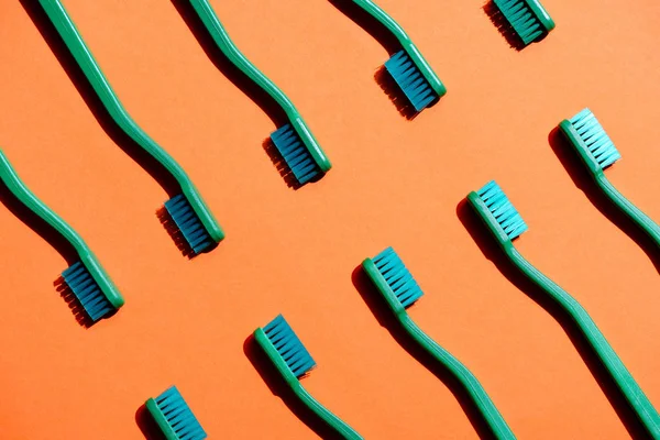 Fundo Minimalista Com Escovas Dentes Verdes Laranja — Fotografia de Stock