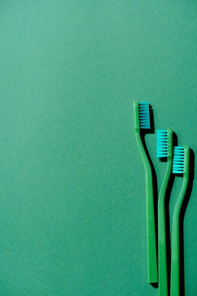 Yeşil Diş Fırçaları Üstten Görünüm Yeşil Kopya Alanı Ile — Stok fotoğraf