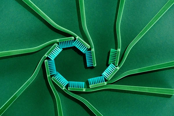 Vista Superior Composición Espiral Con Cepillos Dientes Verde — Foto de Stock