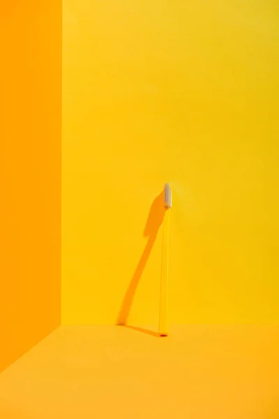 Κίτρινο Οδοντόβουρτσα Στέκεται Στο Πορτοκαλί Τοίχο — Φωτογραφία Αρχείου