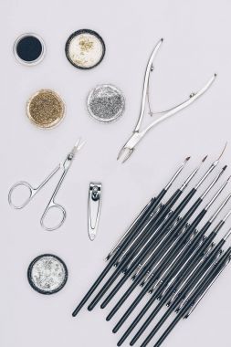 glitter ve manikür araçları üzerinde beyaz izole Üstten Görünüm