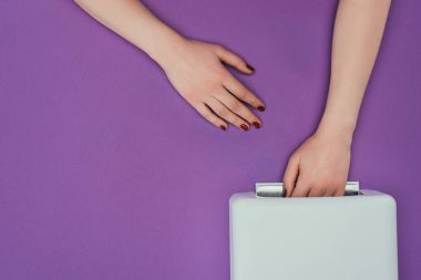 uv lamba mor üzerinde izole elini tutarak kadının kırpılmış görüntü