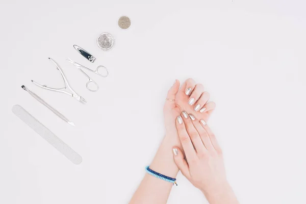 Immagine Ritagliata Mani Femminili Con Manicure Argento Isolato Bianco — Foto stock gratuita