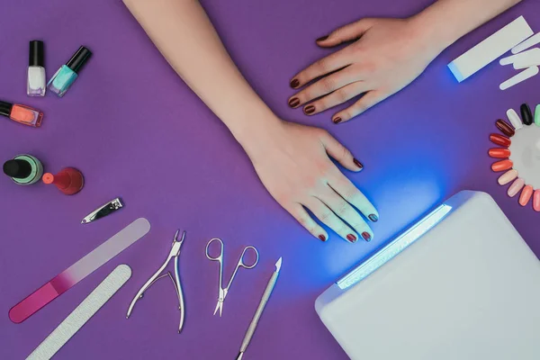 Abgeschnittenes Bild Einer Frau Die Hand Der Nähe Einer Funktionierenden — Stockfoto