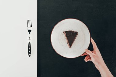 Üstten Görünüm kolay plakalı siyah arka planda tutan kadın