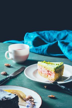 çay ve pasta plaka üzerinde görünümünü kadar kapatın