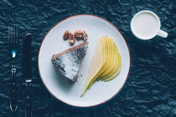 Vista Superior Del Pedazo Pastel Con Pera Cortada Plato Taza — Foto de Stock