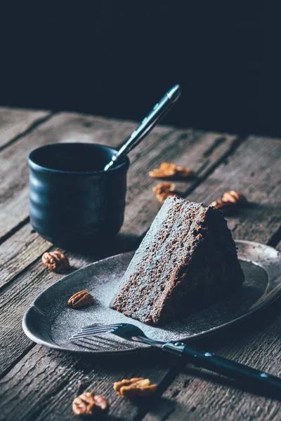 Nahaufnahme Eines Selbst Gebackenen Kuchenstücks Auf Einem Metallteller Auf Einer — Stockfoto