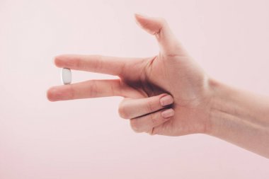 Kısmi görünümünü tıp pink izole elinde tutan kadın
