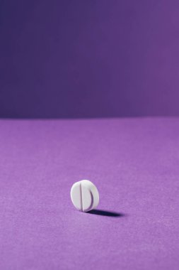 Mor zemin üzerine tıp görünümü kadar kapatın 