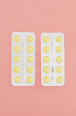 pembe zemin üzerinde izole hap Üstten Görünüm