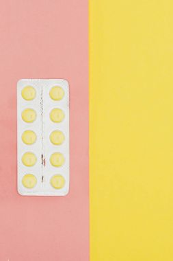 pembe ve Sarı zemin üzerine izole hap Üstten Görünüm