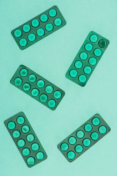 Draufsicht Auf Medikamente Isoliert Auf Grünem Hintergrund — Stockfoto