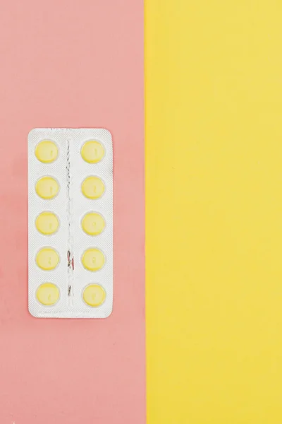 Top View Pills Isolated Pink Yellow Background — Free Stock Photo