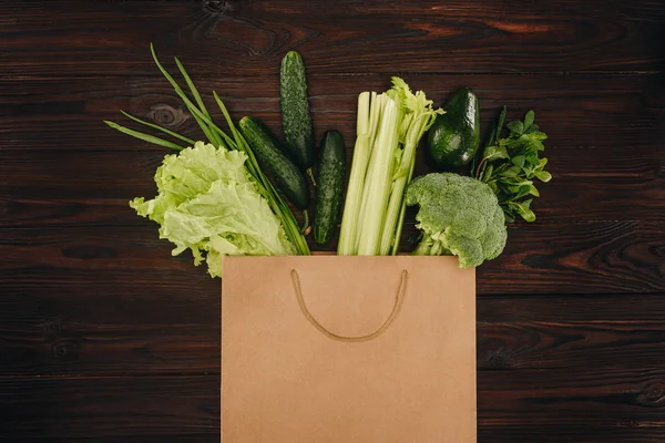 Bovenaanzicht Van Groene Groenten Boodschappentas Houten Tafel — Stockfoto