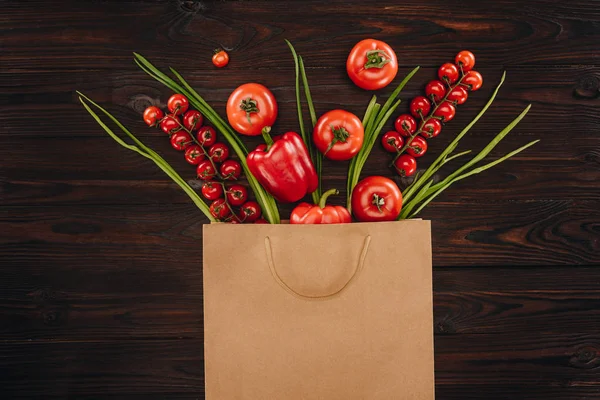 Vista Superior Diferentes Vegetais Vermelhos Saco Compras Conceito Supermercado — Fotografia de Stock