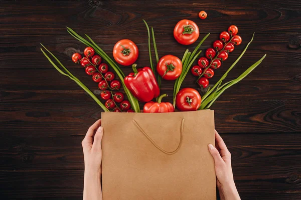 Abgeschnittenes Bild Eines Mädchens Mit Einkaufstüte Mit Gemüse Auf Holztisch — Stockfoto