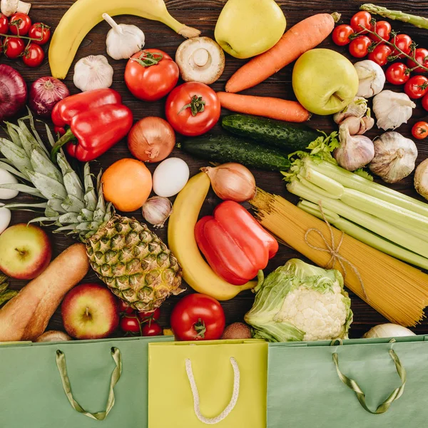 Fából Készült Asztal Élelmiszerbolt Koncepció Zöldségek Gyümölcsök Bevásárló Szatyrok Felülnézet — Stock Fotó