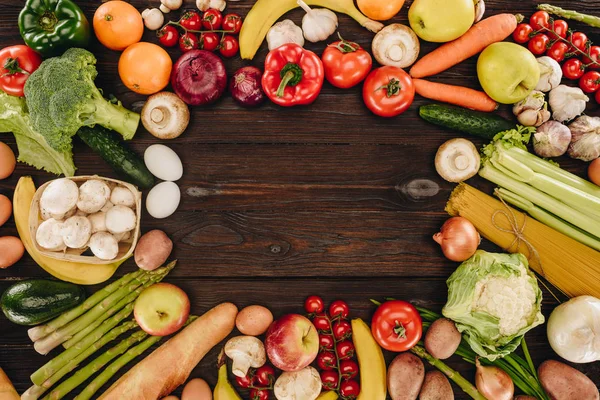 Blick Von Oben Auf Gemüse Und Obst Auf Holztisch — Stockfoto