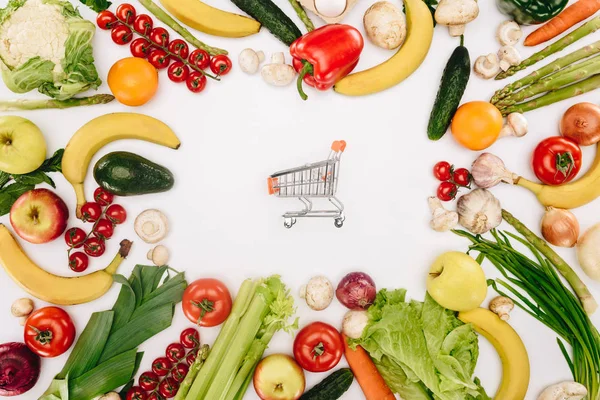 Felülnézet Bevásárlókosár Között Zöldségek Gyümölcsök Elszigetelt Fehér Élelmiszerbolt Koncepció — Stock Fotó
