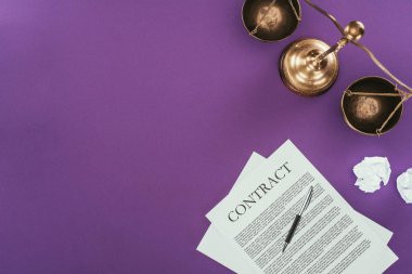 Mor yüzeyi kalem ve adalet teraziler ile iş sözleşmesinin Üstten Görünüm
