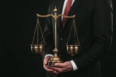 themis ölçekler üzerinde siyah izole holding avukatı kırpılmış atış