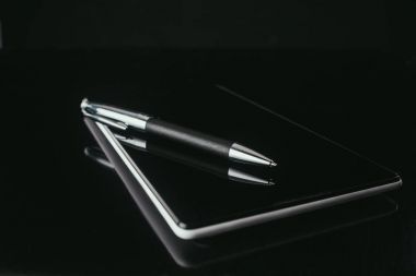 yakın çekim dijital tablet kalemi siyah yüzeyi ile vurdu