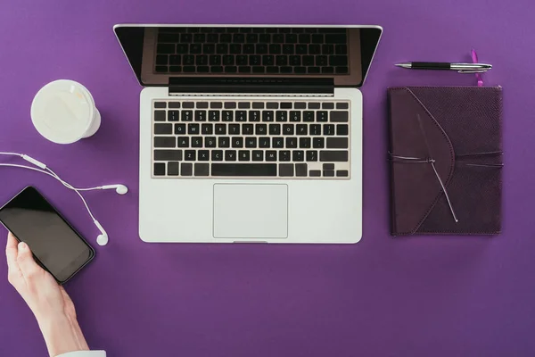 Cropped Shot Modern Businesswoman Using Smartphone Workplace Purple Surface — Stock Photo, Image