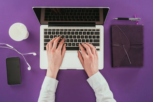 Bijgesneden Schot Van Zakenvrouw Met Laptop Bezig Met Paarse Oppervlak — Stockfoto