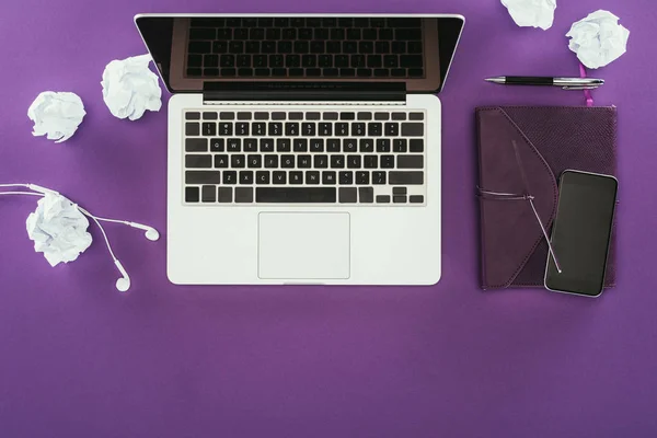 Vista Dall Alto Posto Lavoro Disordinato Sulla Superficie Viola — Foto Stock