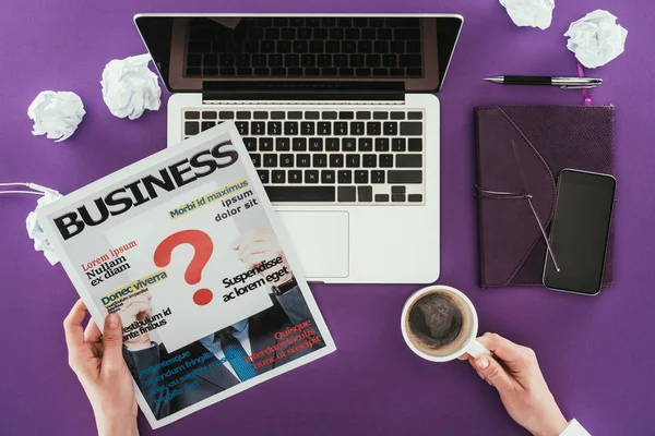 紫色の表面上の職場で雑誌読んで実業家のショットをトリミング — ストック写真