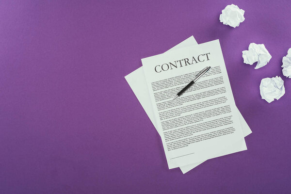 Vista Superior Del Contrato Comercial Con Pluma Sobre Superficie Púrpura — Foto de Stock