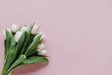 Beyaz Lale çiçek buket pembe üzerinde yukarıdan   
