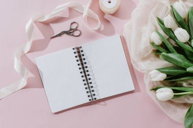 pembe, uluslararası kadın gün arka plan üzerinde beyaz laleler, şerit ve not defteri Üstten Görünüm