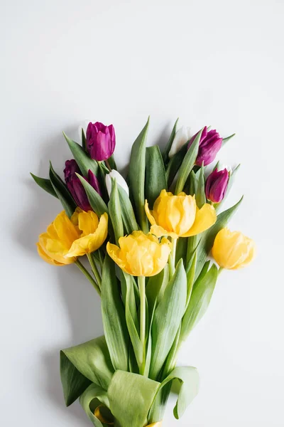 Pohled Shora Kytice Tulipány Fialové Žluté Bílém — Stock fotografie