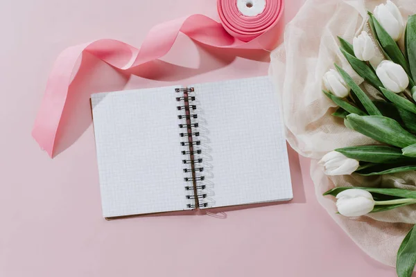 Κάτοψη Του Σημειωματάριο Ροζ Κορδέλα Και Λευκή Τουλίπες Για Την — Φωτογραφία Αρχείου