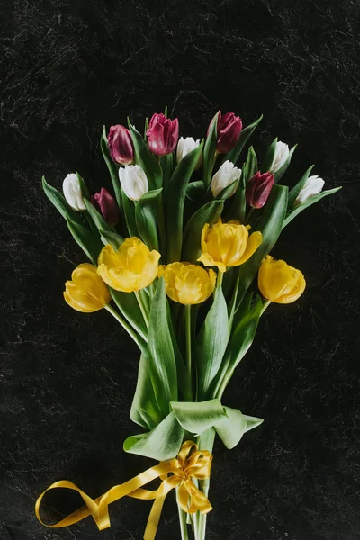 Draufsicht Auf Strauß Mit Tulpen Auf Schwarzer Oberfläche Für Den — Stockfoto